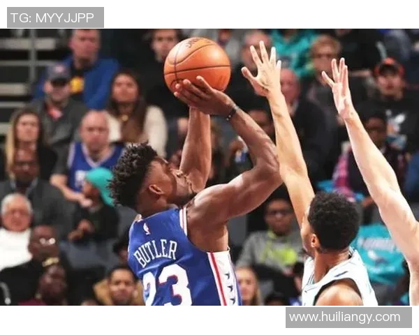 恩比德与一哥现身总决赛！球场外的深度对话引发关注(恩比德对比照)